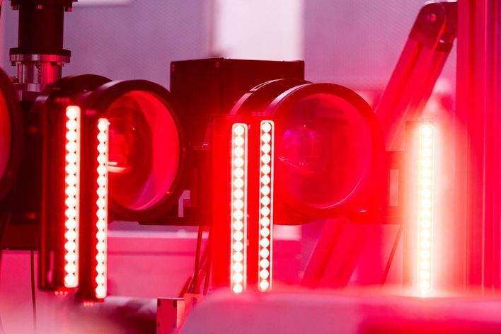 Einer von Webastos Lasertricks: Scanner werfen ultrakurze Laserpulse auf eine dünne Schicht und tragen sie ab.