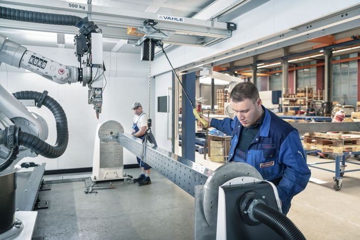 Mitarbeiter an Maschine mit großem Teil