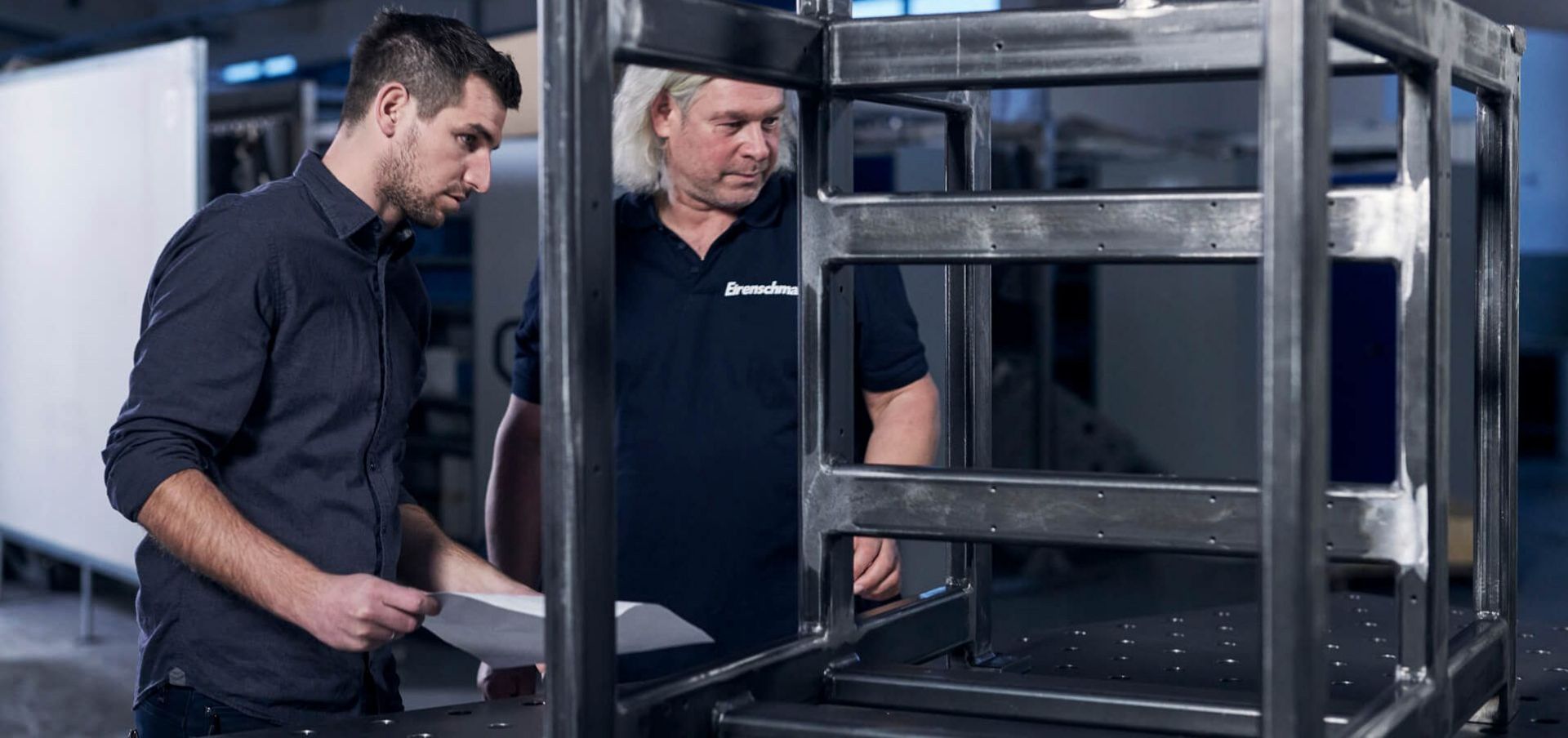 Leitende Mitarbeiter der Firma Eirenschmalz betrachten Produkt aus geschnittenen und verschweißten Laserrohren
