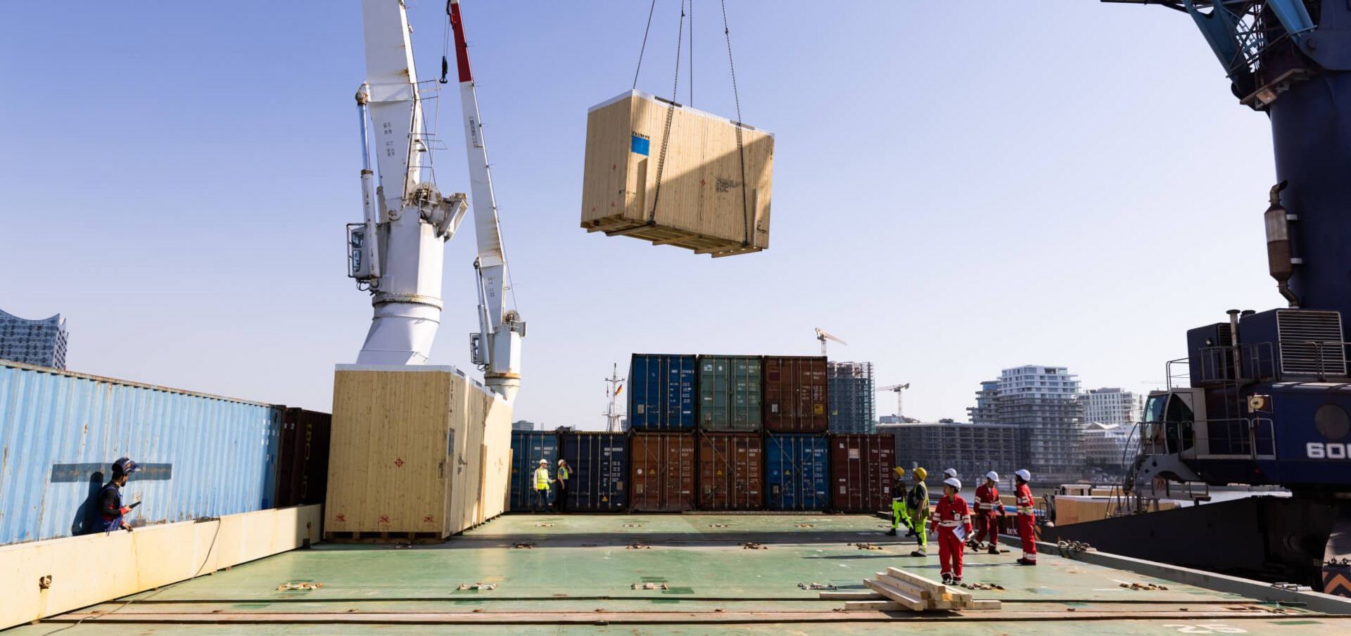 Container_ueber_Schiff