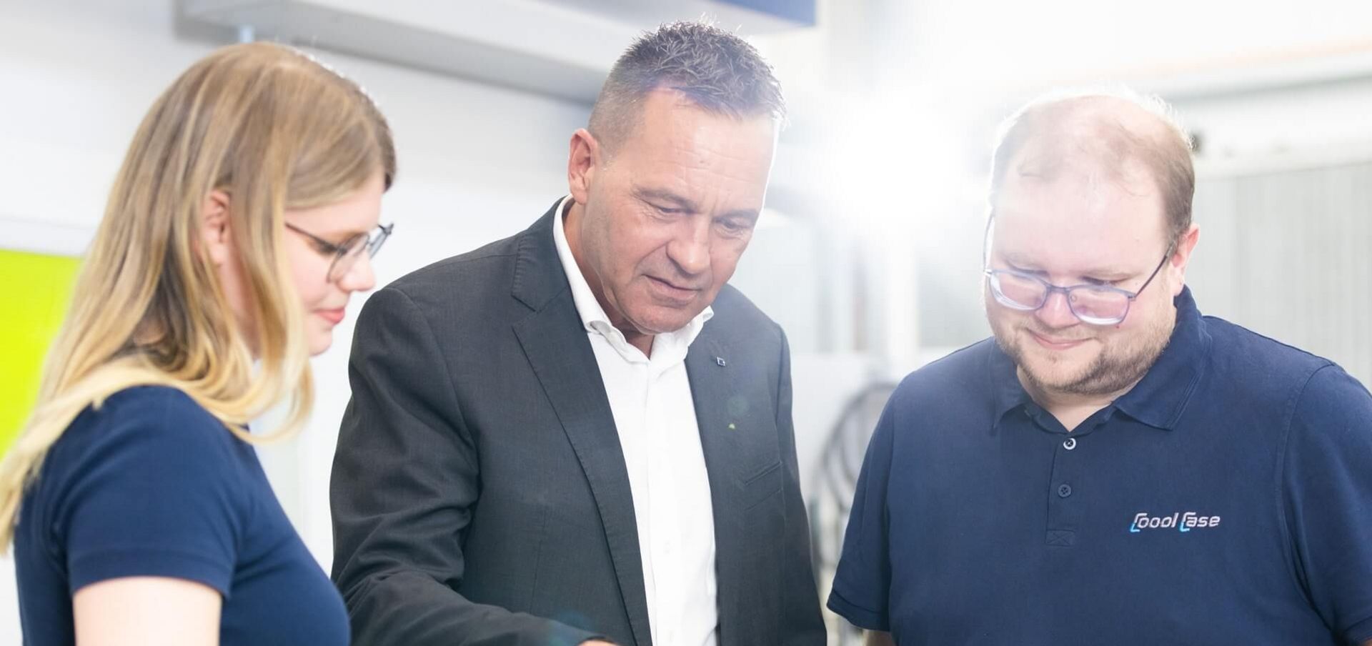 Gemeinsam mit TRUMPF arbeiten die beiden Jungunternehmer von CooolCase an den optimalen Schweißprozessen.