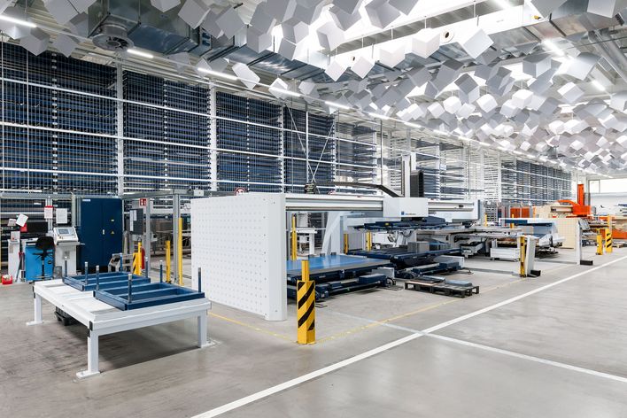 In der im Jahr 2016 fertiggestellten Produktionshalle in Büchenbach bei Nürnberg sorgt ein sieben Meter hohes und rund 65 Meter langes Stopa-Lager für Transparenz und schnelle Prozesse.