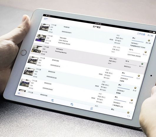 Mitarbeiter hält Tablet