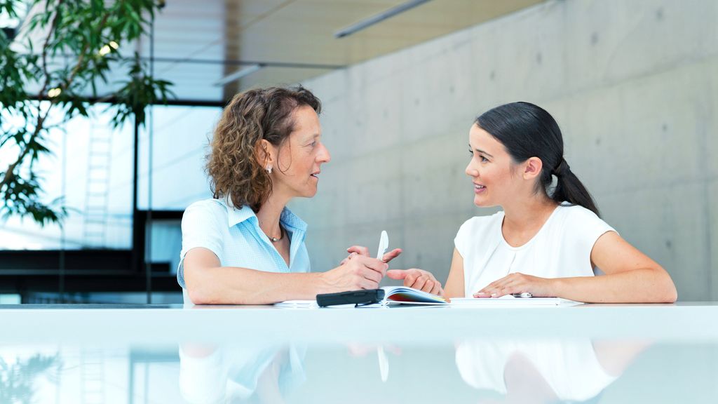 Two female employees at TRUMPF are talking