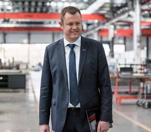 Geschäftsführer läuft durch Produktion