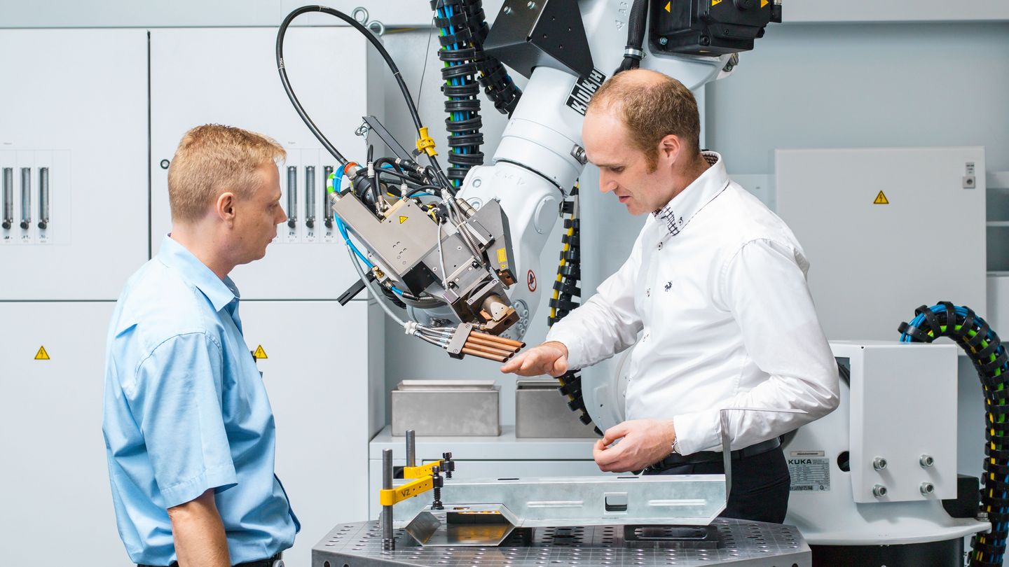 TRUMPF employees talking about a machine