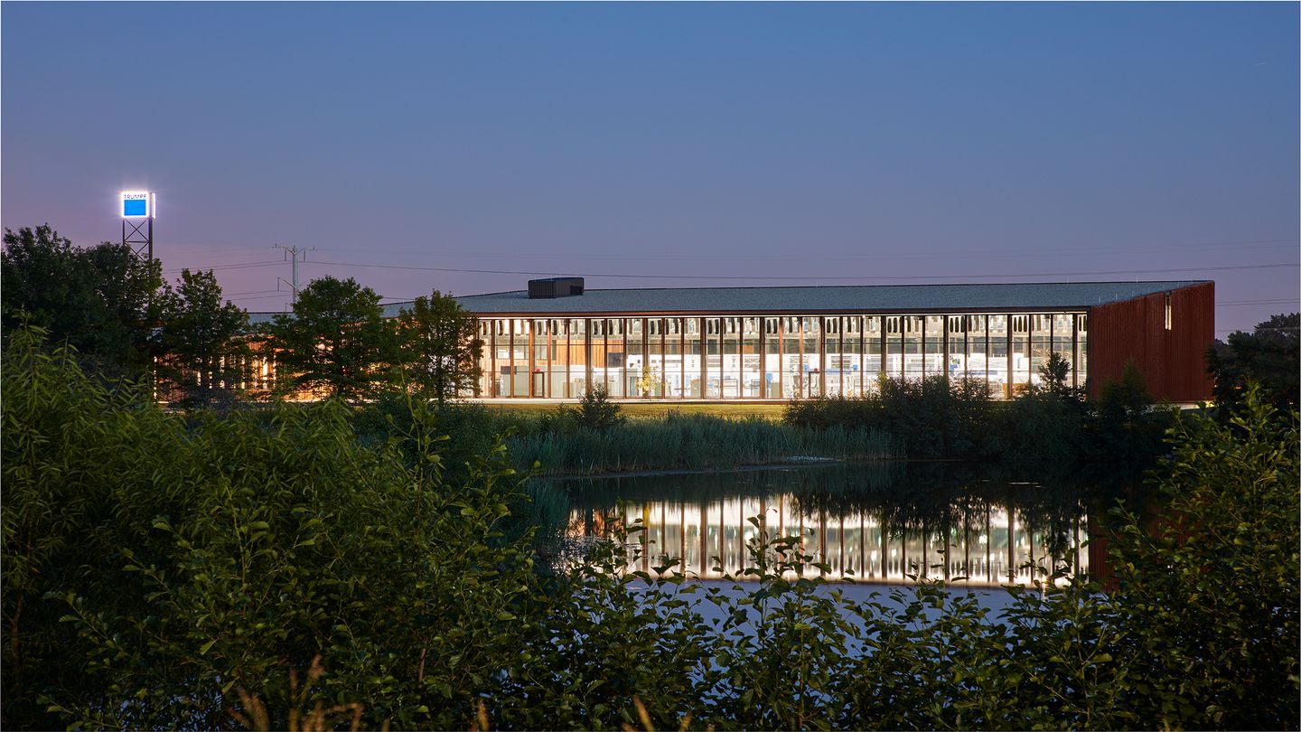 Smart Factory in Chicago bei Nacht