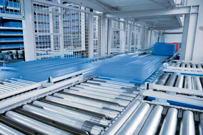 Logistics center in Ditzingen, conveyor belts