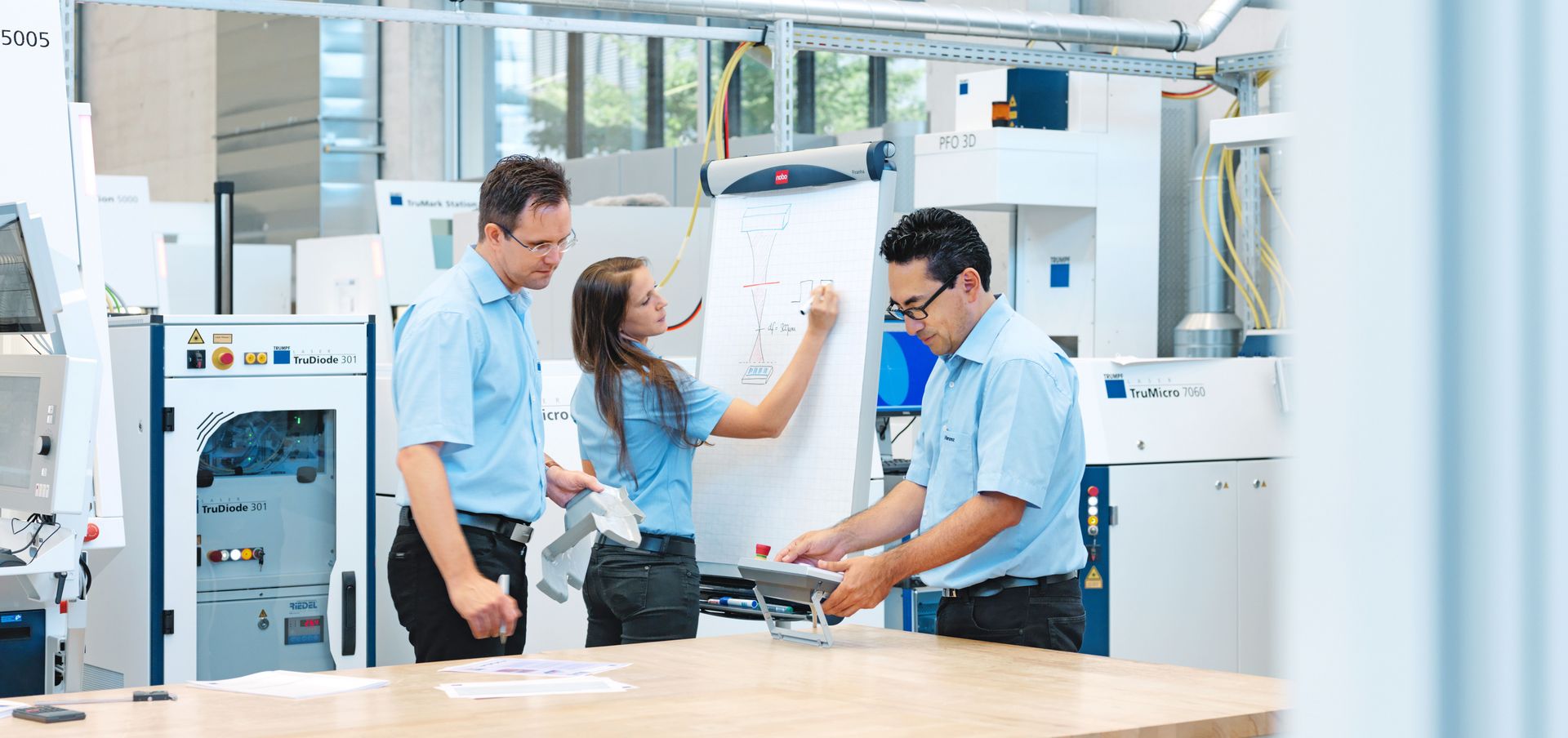 TRUMPF employees of the laser application center are working in a team together