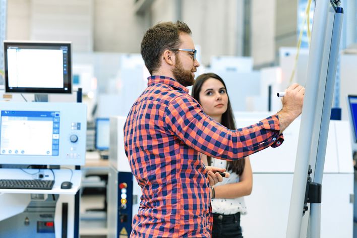 Graduates at TRUMPF working together