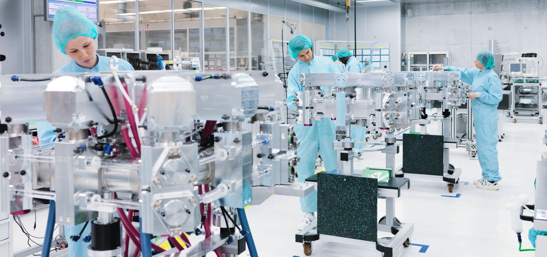 TRUMPF employees working in the clean room at the laser resonator assembling