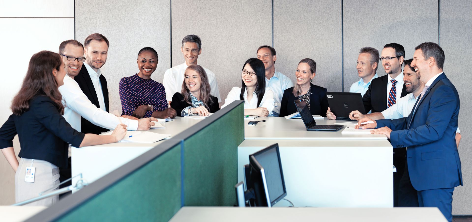 A group of TRUMPF employees are having a meeting