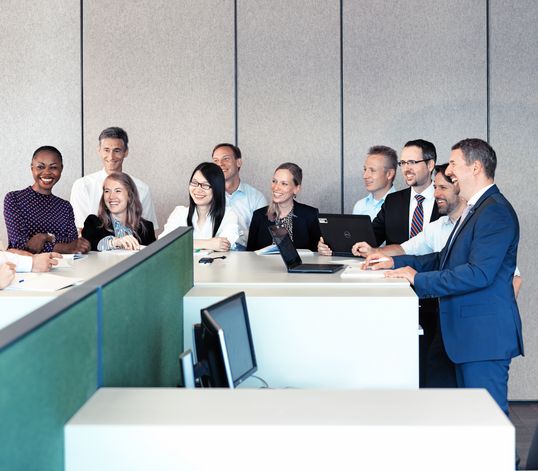 A group of TRUMPF employees are having a meeting