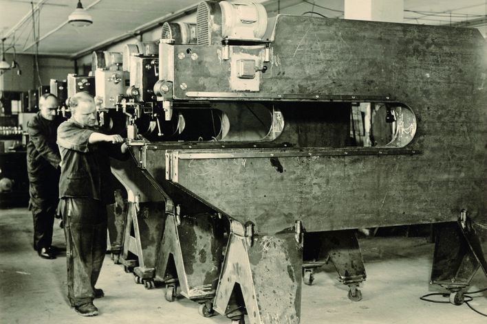 historical picture of the serial production of TRUMPF stationary shears in Stuttgart-Weilimdorf Germany