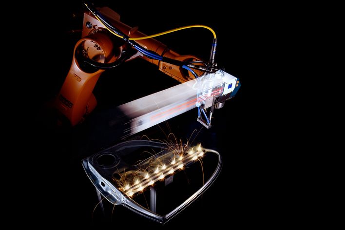 Scanner welding of a car door with the programmable focusing optics PFO 33