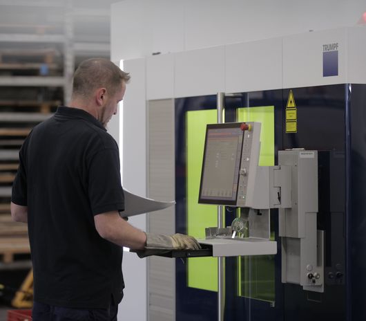 Mitarbeiter bedient Maschine