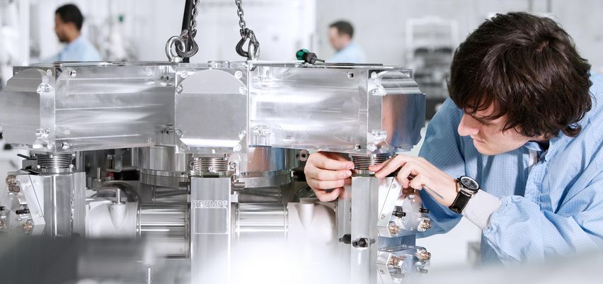 Assembly of the TruFlow laser resonators in the clean room