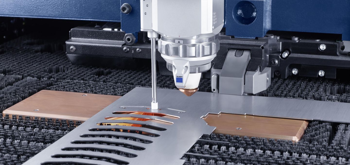 TruLaser Center 7030, cutting head and ejector cylinder above the SmartGate